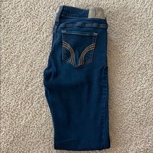 HOLLISTER SIZE 5 SHORT - STRAIGHT LEG JEANS